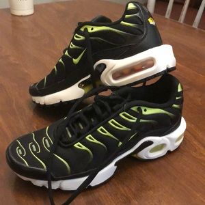 Boys size 4 Nike TN Air, never worn no box